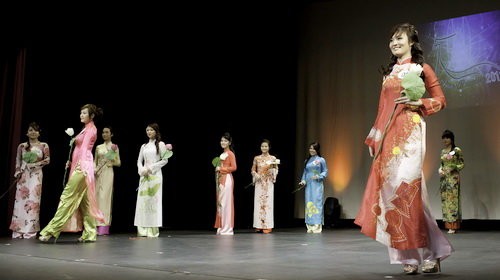 tham gia cuộc thi Miss xuân 2011 trong trang phục áo dài - Ảnh: UEVF