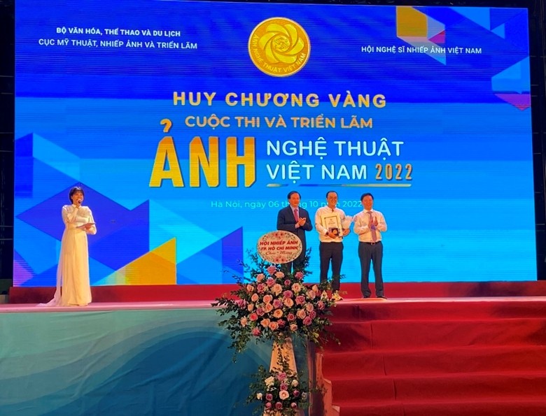 Thứ trưởng Bộ Văn hóa, Thể thao và Du lịch Tạ Quang Đông cùng Phó trưởng Ban Tuyên giáo Trần Thanh Lâm trao giải cho tác giả Lê Quang Thiện tại cuộc thi.