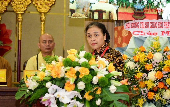 Bà Nguyễn Phương Nga trình bày tham luận tại tọa đàm (Ảnh: Giác ngộ).