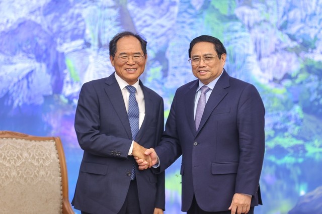 Thủ tướng Phạm Minh Chính chúc mừng Đại sứ Park Noh Wan đã hoàn thành xuất sắc nhiệm kỳ công tác 3 năm tại Việt Nam (Ảnh: VGP/Nhật Bắc).