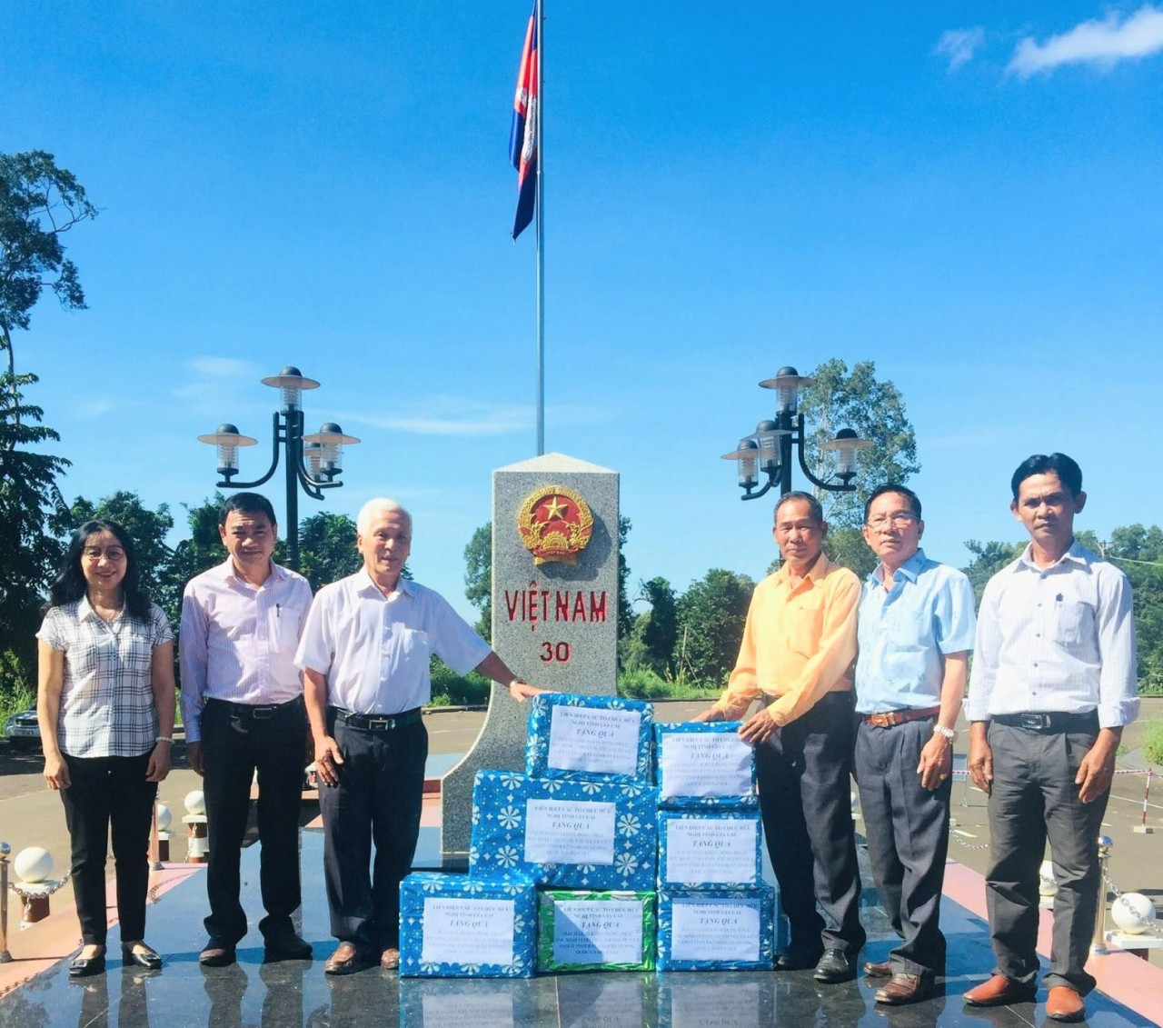 Ông Lâm Thế Tổng-Chủ tịch Liên hiệp các Tổ chức hữu nghị tỉnh Gia Lai (thứ 3 từ trái qua) tặng quà cho học sinh người Việt tại tỉnh Ratanakiri (Vương quốc Campuchia). Ảnh: Lê Đại