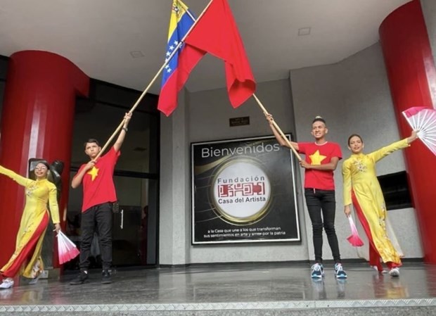 Điệu múa truyền thống của Việt Nam do thành viên Hội Hữu nghị Việt Nam-Venezuela tổ chức (Ảnh: Thế giới và Việt Nam).
