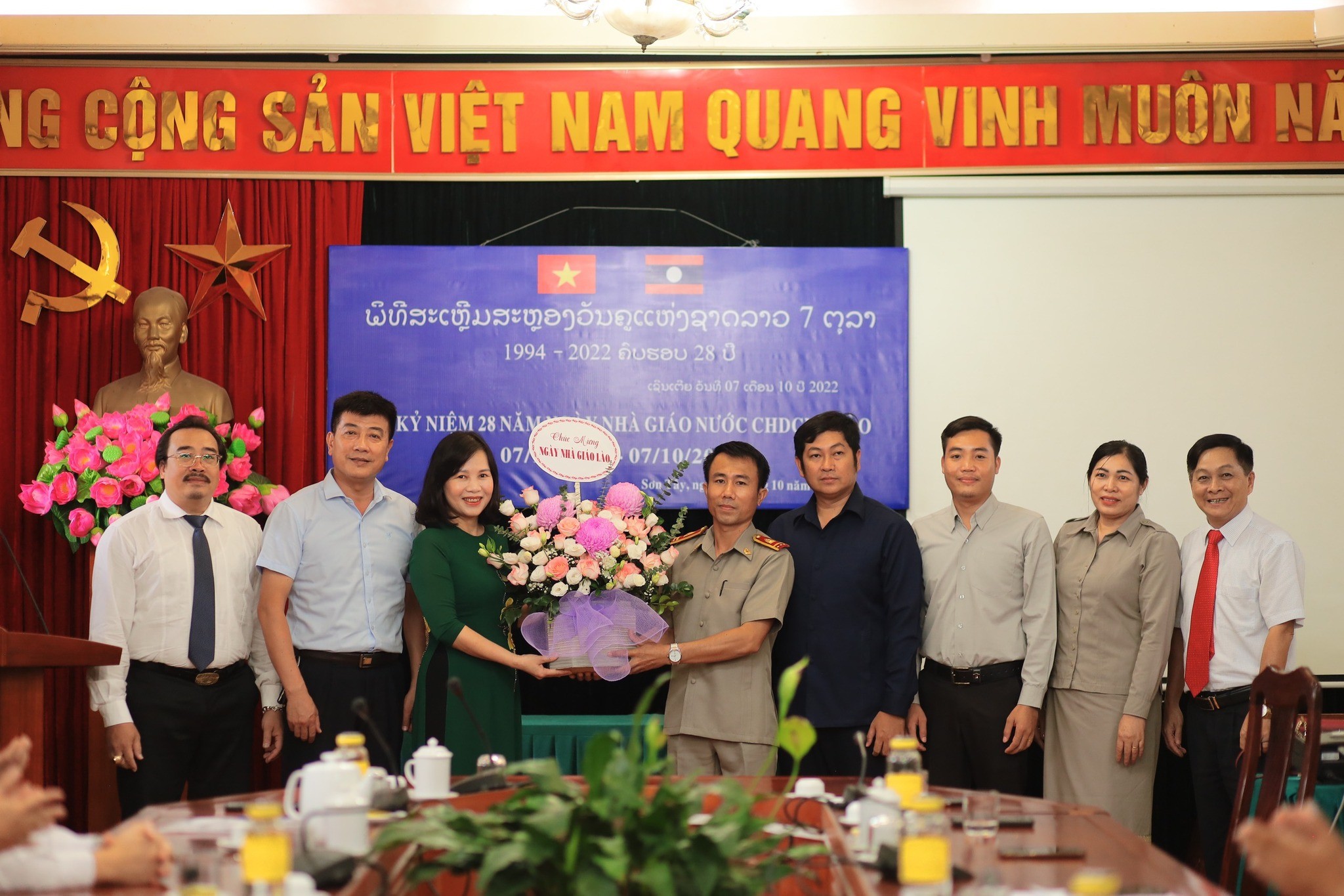 Bà Chu Kim Phượng, Hiệu trưởng trường Hữu nghị 80 chúc mừng Ngày nhà giáo quốc gia Lào (Ảnh: Trường Hữu nghị 80).