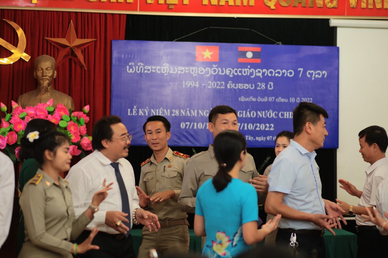 Các thầy cô giáo Lào và các thầy cô giáo trường Hữu nghị 80 cùng múa điệu Lăm vông (Ảnh: Trường Hữu nghị 80).