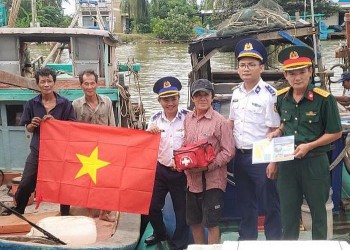 Trao tặng cờ, tủ thuốc y tế cho ngư dân Kiên Giang, Cà Mau