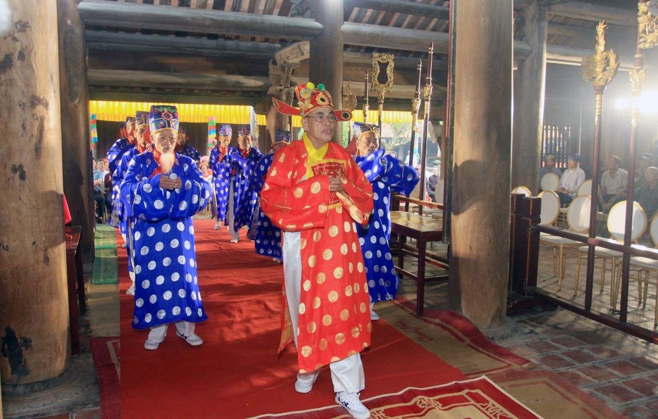 500 người tham gia lễ rước kiệu đức Thánh Không Lộ Thiền Sư tại lễ hội chùa Keo