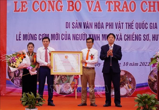 Trao Chứng nhận di sản văn hóa phi vật thể quốc gia đối với Lễ Mừng cơm mới của người Xinh Mun ở xã Chiềng Sơ.