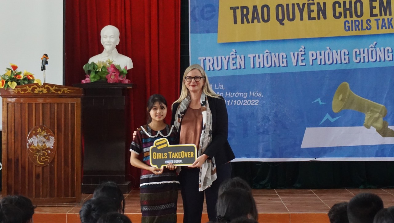 Đại sứ Ann Måwe trao quyền Đại sứ cho em Hồ Thị Hằng, học sinh Trường Tiểu học và THCS A Túc, xã Lìa (Ảnh: 
