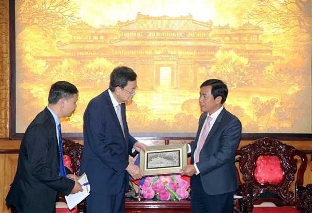 Chủ tịch Ủy ban Nhân dân tỉnh Thừa Thiên-Huế Nguyễn Văn Phương (phải) tặng quà lưu niệm cho Bộ trưởng cao cấp Chính phủ Hoàng gia Campuchia phụ trách biên giới Var Kim Hong. (Ảnh: Đỗ Trưởng/TTXVN)