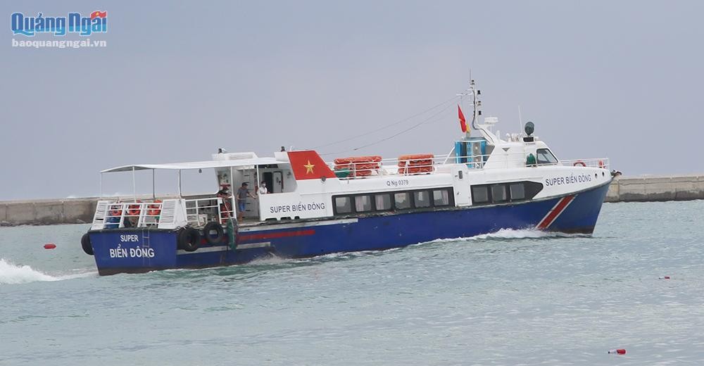 Tàu cao tốc Super Biển Đông được cấp phép chở 4 bệnh nhân vào đất liền điều trị.