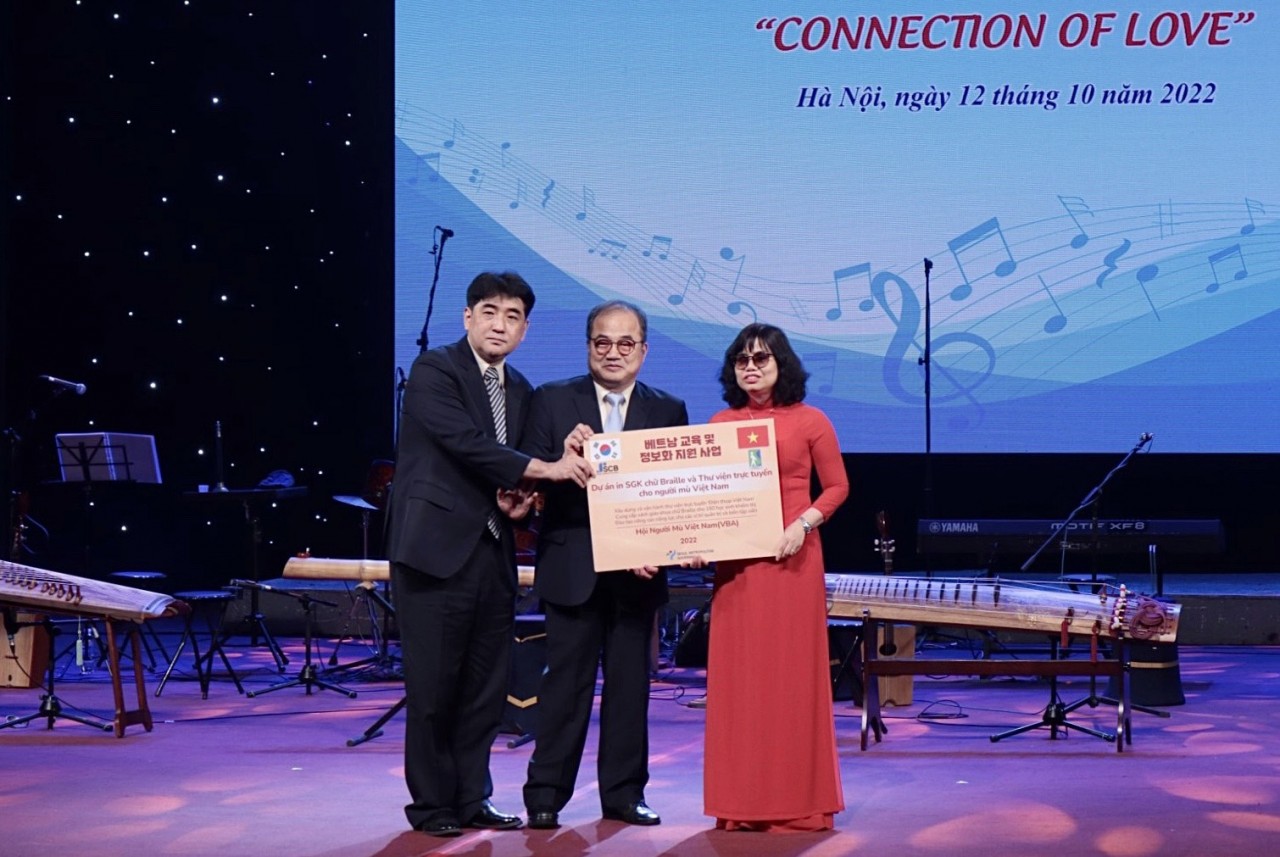 Đại diện tổ chức Siloam đã trao biển tài trợ chương trình Dự án in SGK chữ Braille và Thư viện trực tuyến cho người mù Việt Nam (Ảnh: Hạnh Trần).