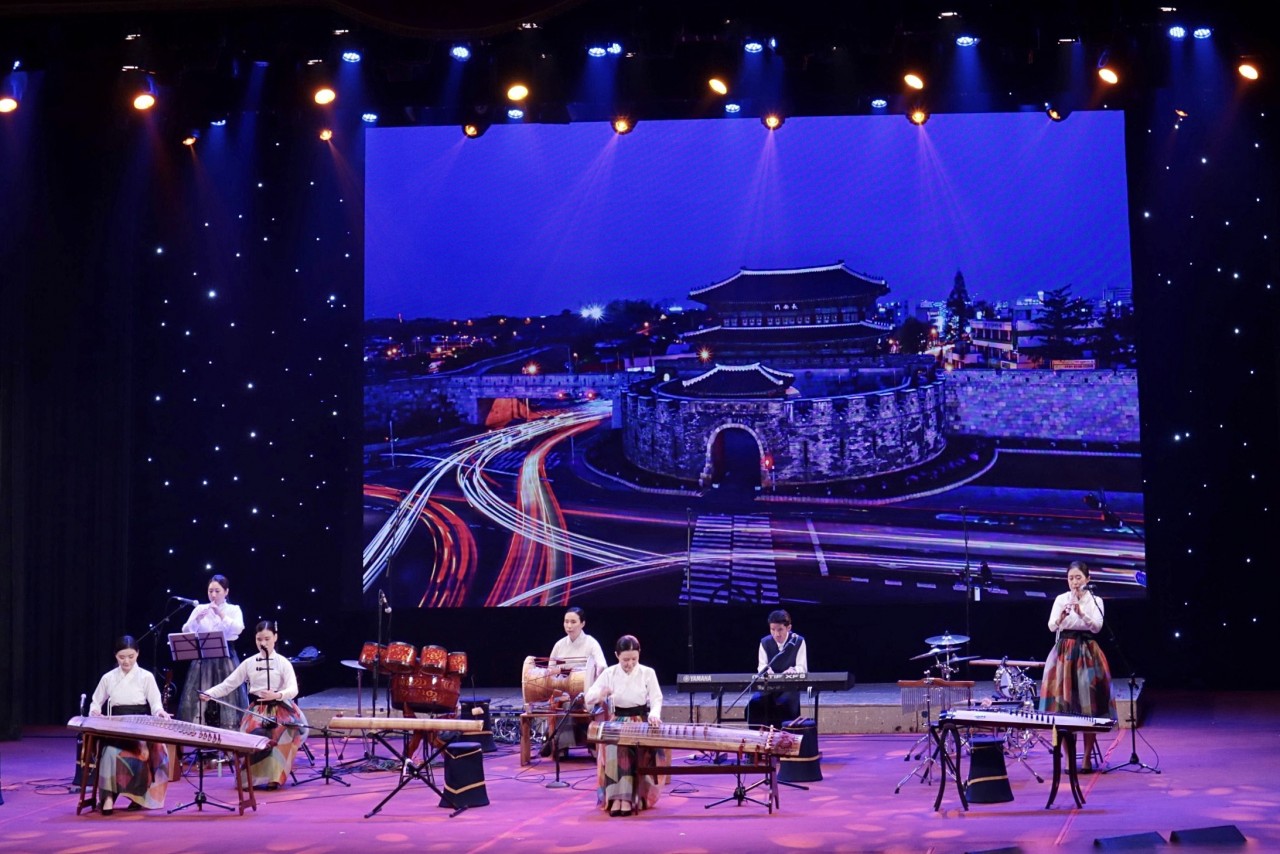Dàn nhạc truyền thống của người mù Hàn Quốc biểu diễn tại chương trình (Ảnh: Hạnh Trần).