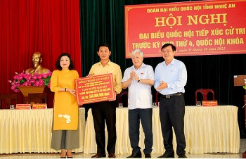 Huyện Nam Đàn (Nghệ An) tiếp nhận 10 nhà đại đoàn kết và 50 suất quà với tổng trị giá 560 triệu đồng