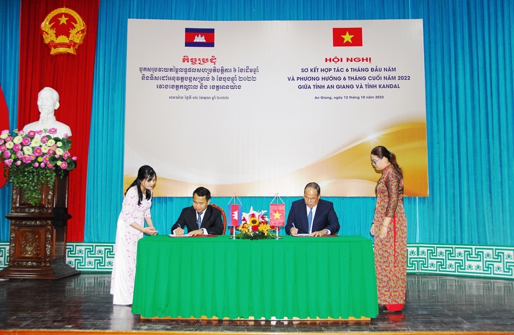 Lãnh đạo 2 tỉnh An Giang và Kandal ký kết biên bản hợp tác (Ảnh: Báo An Giang).