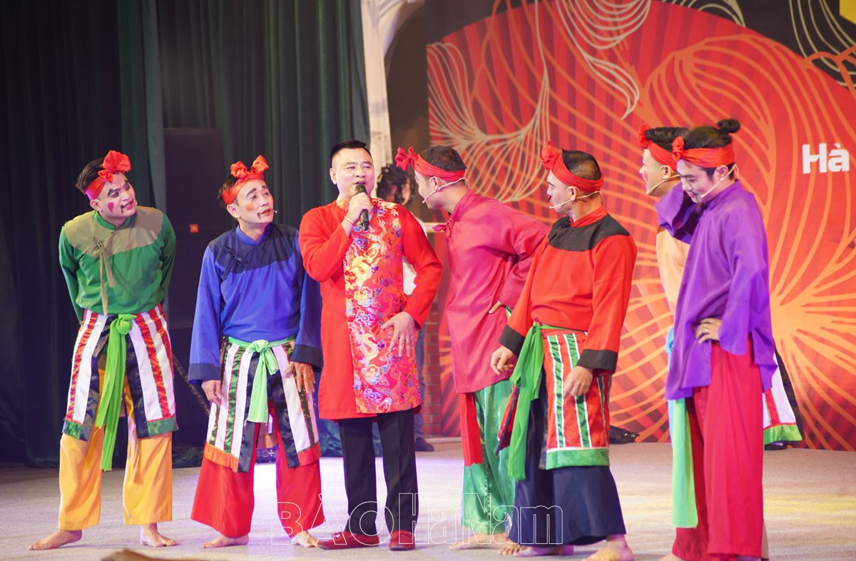 Nghệ sĩ Nhân dân Tự Long và các diễn viên trong một tiết mục mở đầu Lễ khai mạc (Ảnh: Báo Hà Nam online).