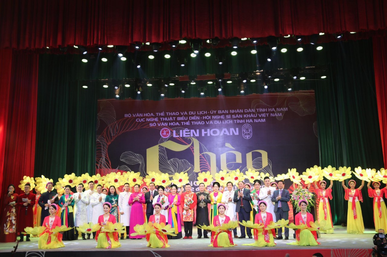 Bộ trưởng Nguyễn Văn Hùng và các đại biểu chụp ảnh lưu niệm cùng các nghệ sĩ tham gia Liên hoan (Ảnh: Báo Tổ quốc).