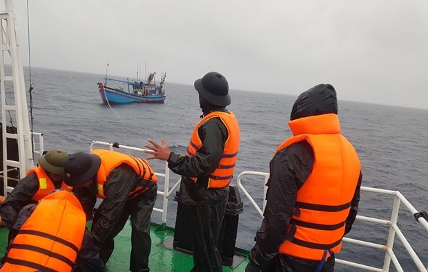 Vùng 2 Hải quân cứu 12 ngư dân gặp nạn trên biển