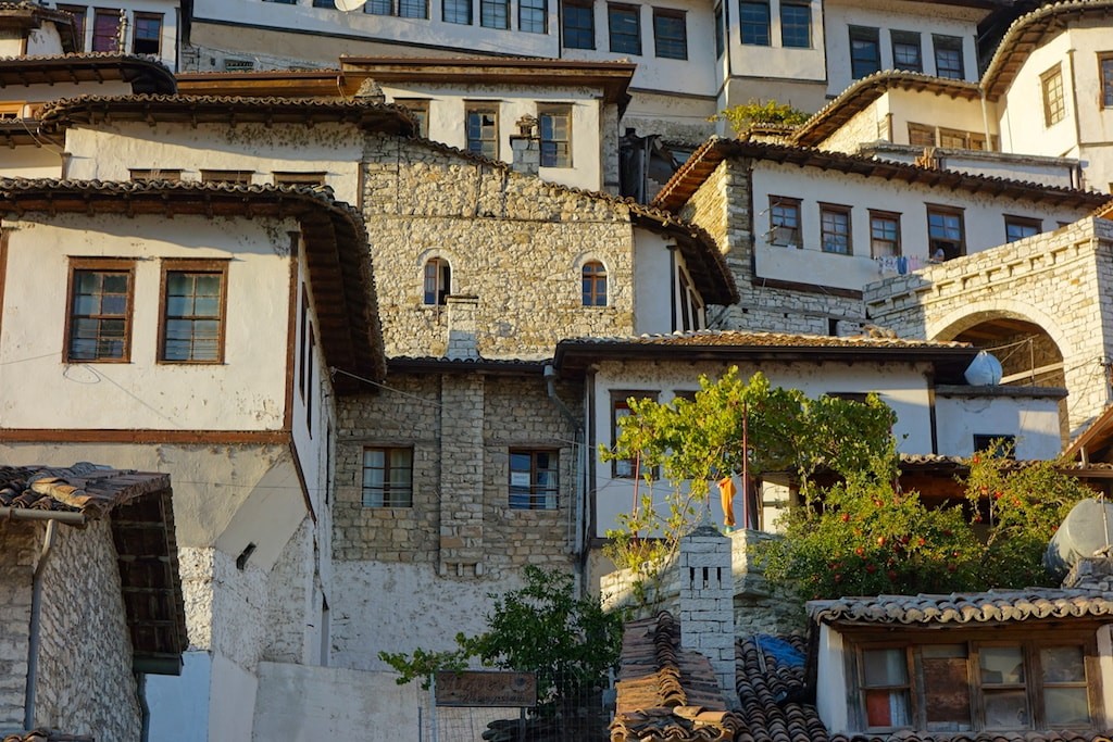 Một khu phố cổ ở Albania (Ảnh: The Culture Trip)