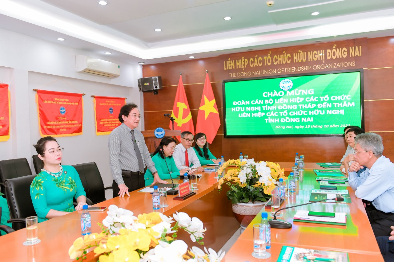 Ông Nguyễn Thành Trí, Chủ tịch DUFO thông tin về hoạt động của đơn vị đến thành viên đoàn Liên hiệp các tổ chức hữu nghị tỉnh Đồng Tháp