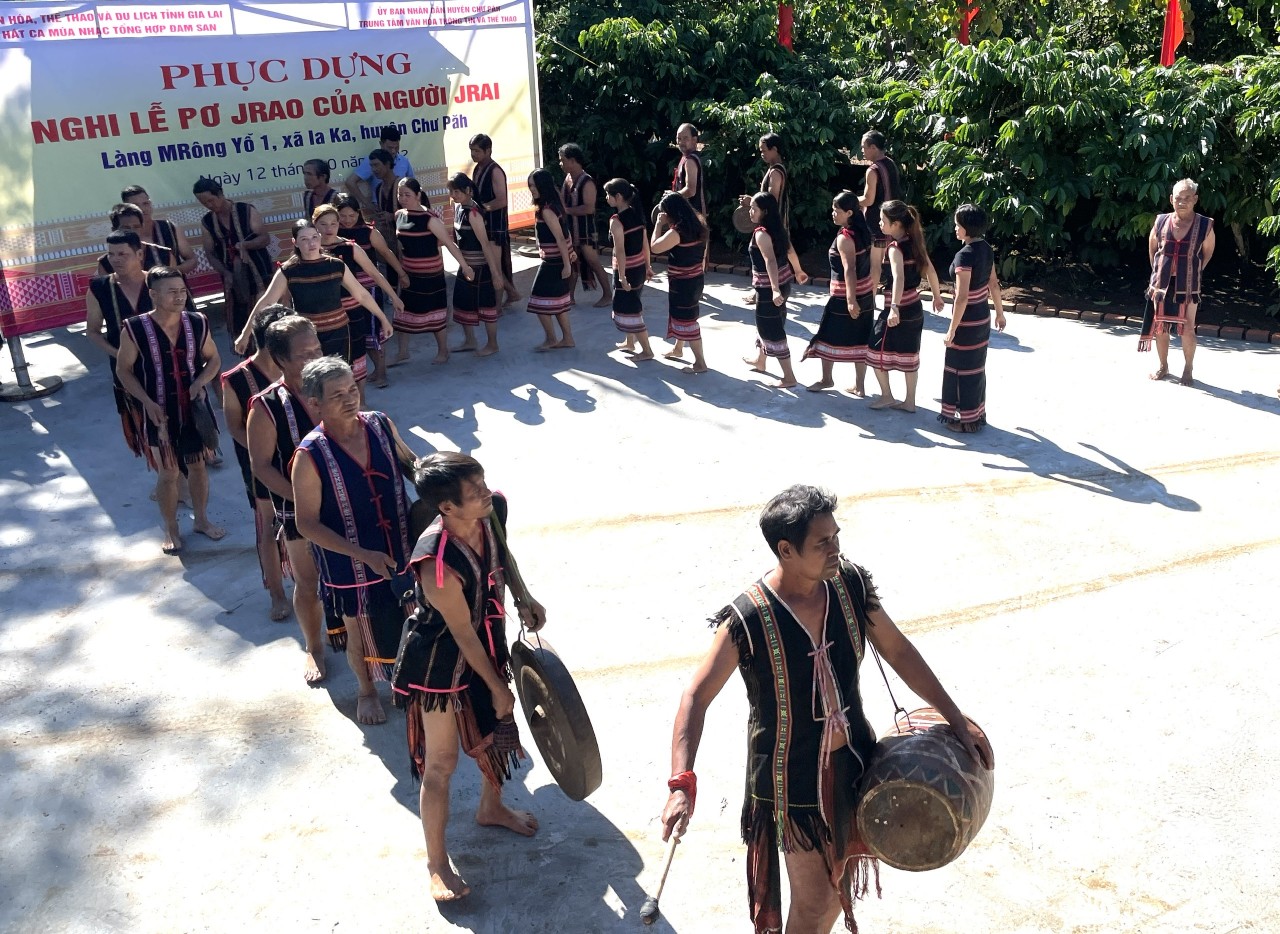 Đội cồng chiêng của làng Mrông Yố 1 (xã Ia Ka, huyện Chư Păh) đánh chiêng đón khách đến dự lễ (Ảnh: Phương Duyên).