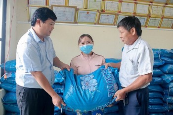 Cấp phát hơn 176 tấn gạo cho 6.750 hộ nghèo, cận nghèo trên địa bàn tỉnh Quảng Ngãi Cấp phát hơn 176 tấn gạo cho 6.750 hộ nghèo, cận nghèo trên địa bàn tỉnh Quảng Ngãi