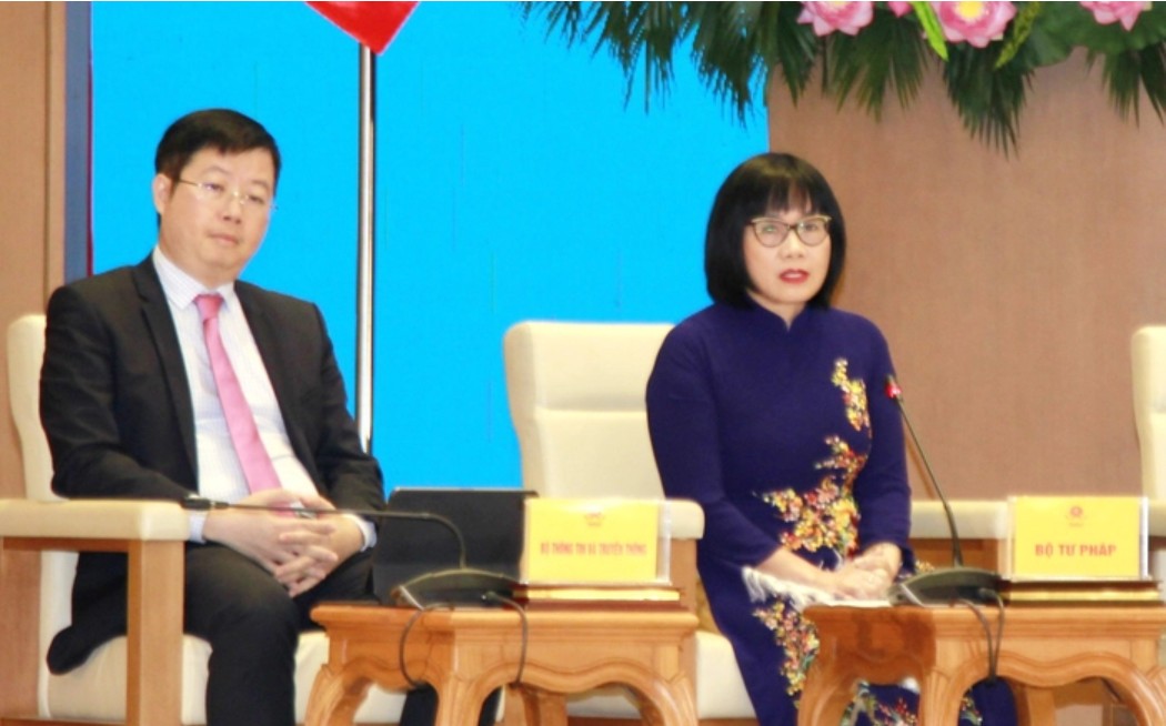 Bà Đặng Hoàng Oanh (phải), Thứ trưởng Bộ Tư pháp, tham gia trả lời tại Hội nghị (Ảnh: Hải Hoà).