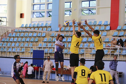 Các đội tranh tài tại giải Giao lưu bóng chuyền giữa sinh viên Việt Nam - Lào - Campuchia.