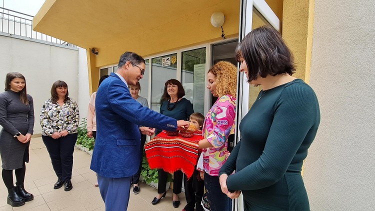 Đại sứ Đỗ Hoàng Long tới thăm trường Mẫu giáo Latinka.