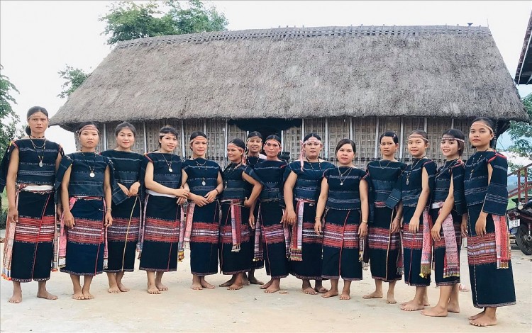 Phụ nữ Ba Na ở làng Kgiang hôm nay ai cũng hát hay, múa dẻo