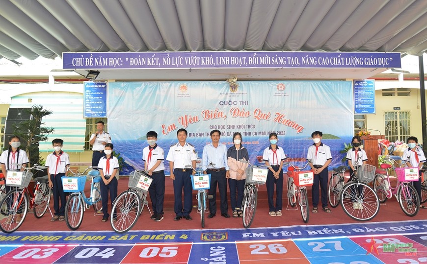 Thượng tá Dương Xuân Dũng, Chính ủy Hải đoàn 42 và đại diện Nhà tài trợ tặng xe đạp cho các em học sinh khó khăn, học giỏi. 