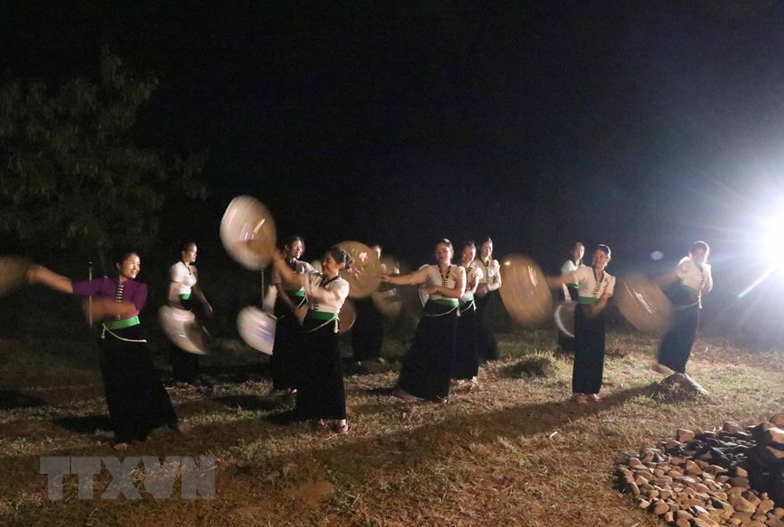 Trình diễn điệu múa của dân tộc Thái tại không gian trải nghiệm văn hóa ẩm thực, giao lưu văn hóa, văn nghệ của bản Nà Sự (Ảnh: Xuân Tiến/TTXVN).