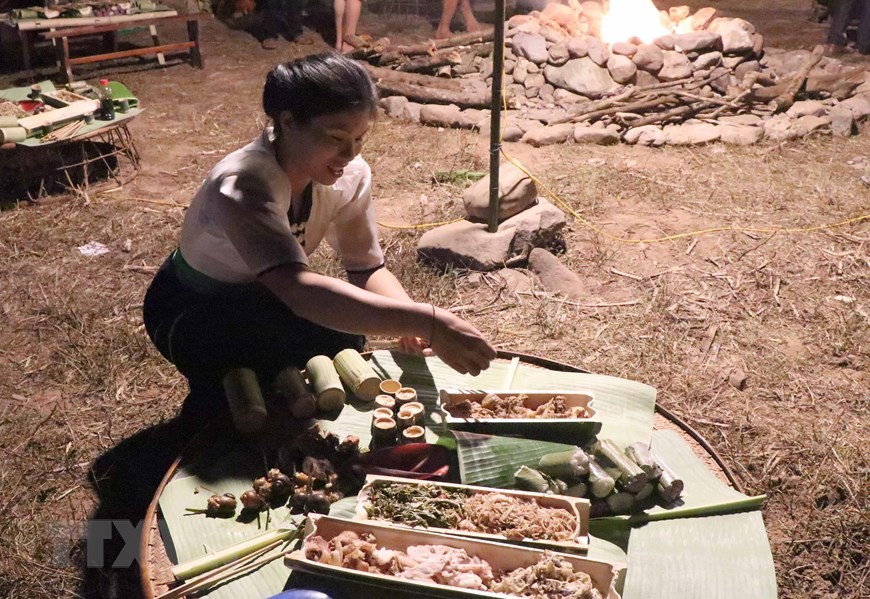Phụ nữ người Thái chuẩn bị mâm cơm mang đậm văn hóa ẩm thực đặc trưng của đồng bào Thái trắng (Ảnh: Xuân Tiến/TTXVN).