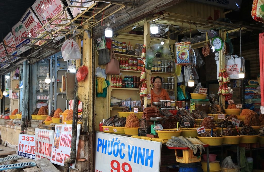 Một điểm bán mắm nổi tiếng khác là chợ Châu Đốc. Diện tích kios nhỏ hơn, gò bó hơn, nhưng vẫn đầy đủ chủng loại mắm, khô.