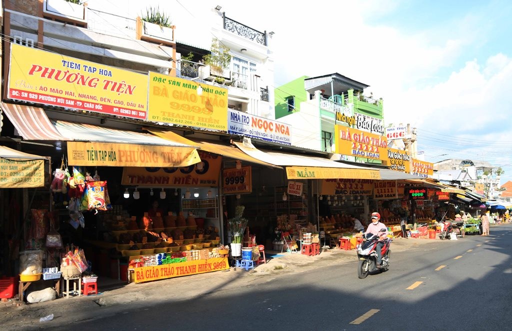 Khu vực bán mắm được nhiều người biết đến nhất là cạnh miếu Bà Chúa Xứ núi Sam. Khách thả bộ dọc theo các tuyến đường chính, nghe mùi mắm quấn quýt bước chân.