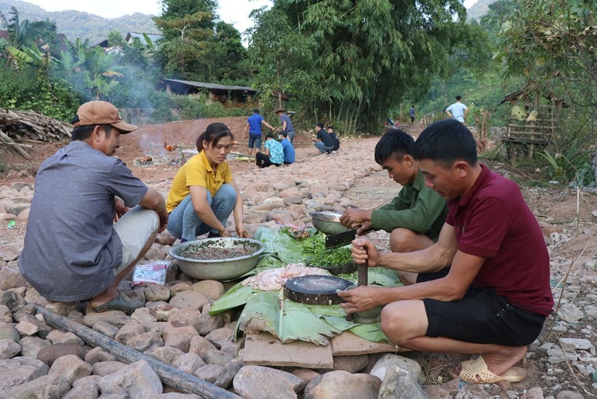 Hoạt động sinh hoạt hàng ngày bên suối Nậm Bai của người dân bản Nà Sự (Ảnh: Xuân Tiến/TTXVN).