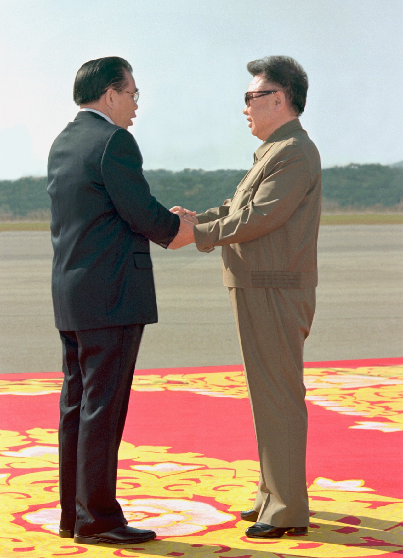Tổng Bí thư Nông Đức Mạnh và Tổng Bí thư Kim Jong-il trong chuyến thăm hữu nghị chính thức CHDCND Triều Tiên, tháng 10/2007.