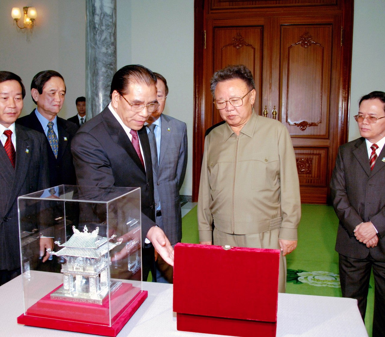 Tổng Bí thư Nông Đức Mạnh giới thiệu quà tặng lưu niệm với Tổng Bí thư Kim Jong Il trong chuyến thăm Triều Tiên tháng 10/2007. 