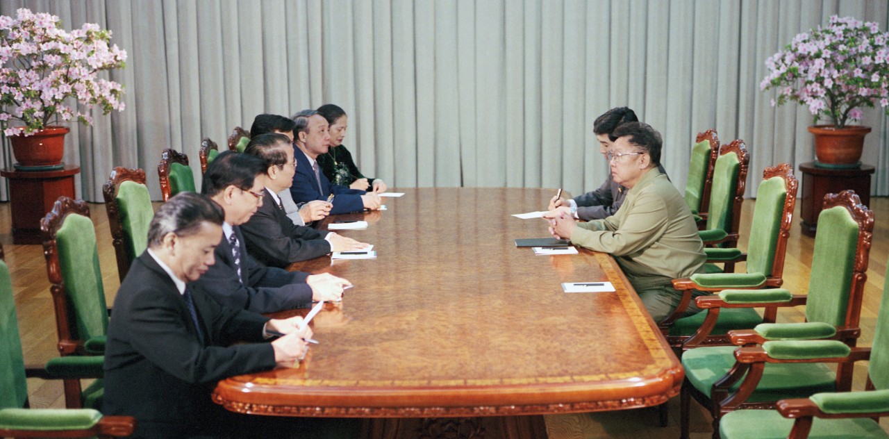 Ngày 17/10/2007, tại thủ đô Bình Nhưỡng, Tổng Bí thư Nông Đức Mạnh hội đàm với Tổng Bí thư Đảng Lao động Triều Tiên Kim Jong-il. (Ảnh: Đinh Xuân Tuân/TTXVN)