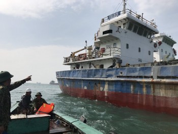 Cù Lao Chàm bắn pháo hiệu kêu gọi tàu thuyền trên biển về nơi tránh trú Cù Lao Chàm bắn pháo hiệu kêu gọi tàu thuyền trên biển về nơi tránh trú