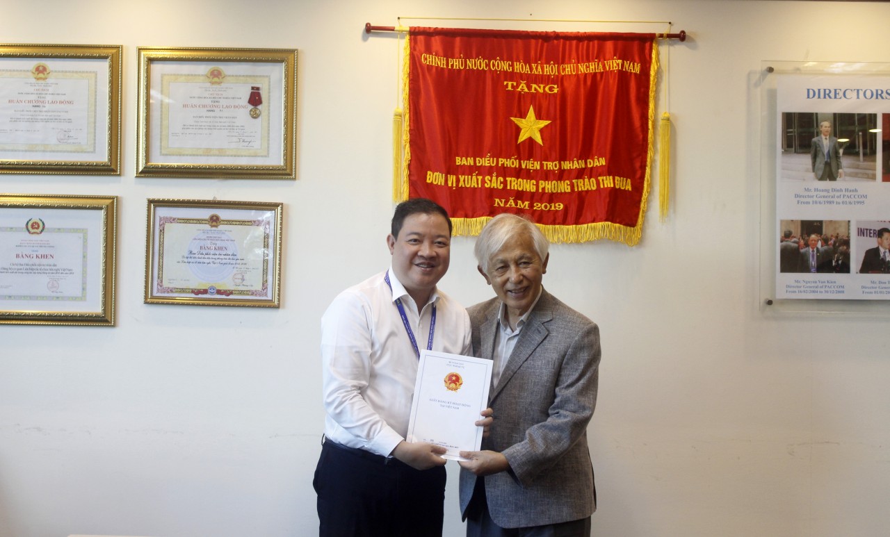 trao Giấy đăng ký hoạt động giai đoạn 2022-2025 của tổ chức Rencontres du Vietnam cho giáo sư Trần Thanh Vân.