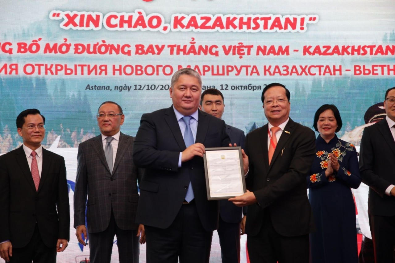 Ông Talgat Tleubekovits –  Chủ tịch Ủy ban Hàng không dân dụng Kazakhstan trao giấy phép cho đại diện Vietjet - Phó Tổng giám đốc Chu Việt Cường và chúc mừng Vietjet khai trương đường bay đầu tiên kết nối Almaty với Nha Trang.