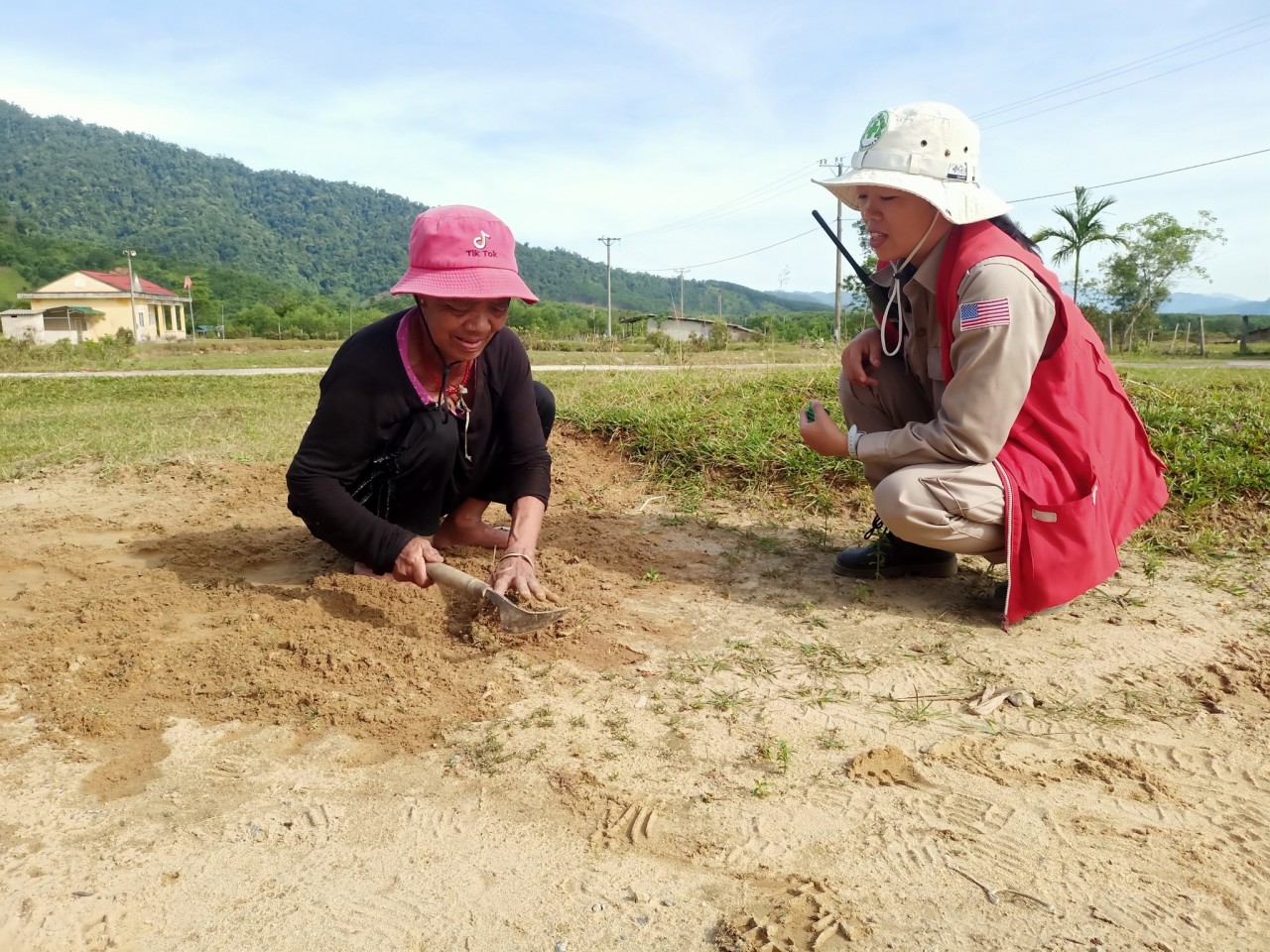 Phụ nữ Việt Nam trong hoạt động khắc phục hậu quả bom mìn và gìn giữ hòa bình