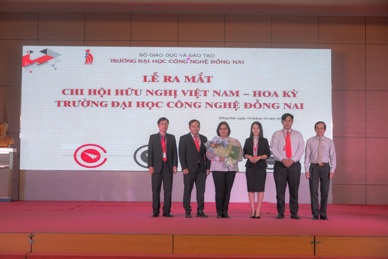 Ban chấp hành Chi hội hữu nghị Việt Nam – Hoa Kỳ trường Đại học Công nghệ Đồng Nai ra mắt (Ảnh: Liên hiệp các tổ chức hữu nghị tỉnh Đồng Nai).