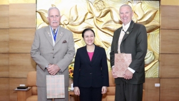 Tổ chức "Tưởng niệm Bốn Tuyên uý" trao Kỷ niệm chương danh dự cho Đại sứ Nguyễn Phương Nga