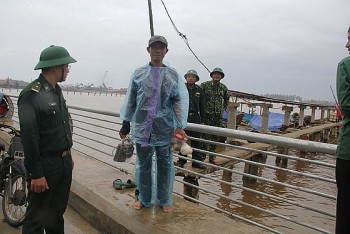 Ứng cứu 2 ngư dân gặp nạn trên biển Ứng cứu 2 ngư dân gặp nạn trên biển