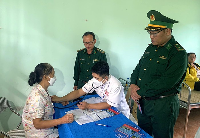 Tổ chức khám chữa bệnh, cấp phát thuốc và tặng quà cho nhân dân 4 bản biên giới huyện Anh Sơn (Nghệ An)