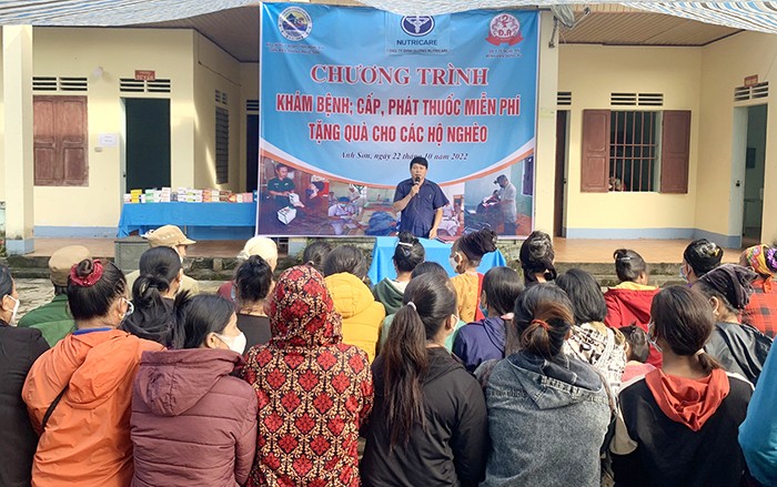 Tổ chức khám chữa bệnh, cấp phát thuốc và tặng quà cho nhân dân 4 bản biên giới huyện Anh Sơn (Nghệ An)