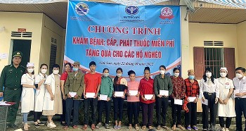 Tổ chức khám chữa bệnh, cấp phát thuốc và tặng quà cho nhân dân 4 bản biên giới huyện Anh Sơn (Nghệ An)