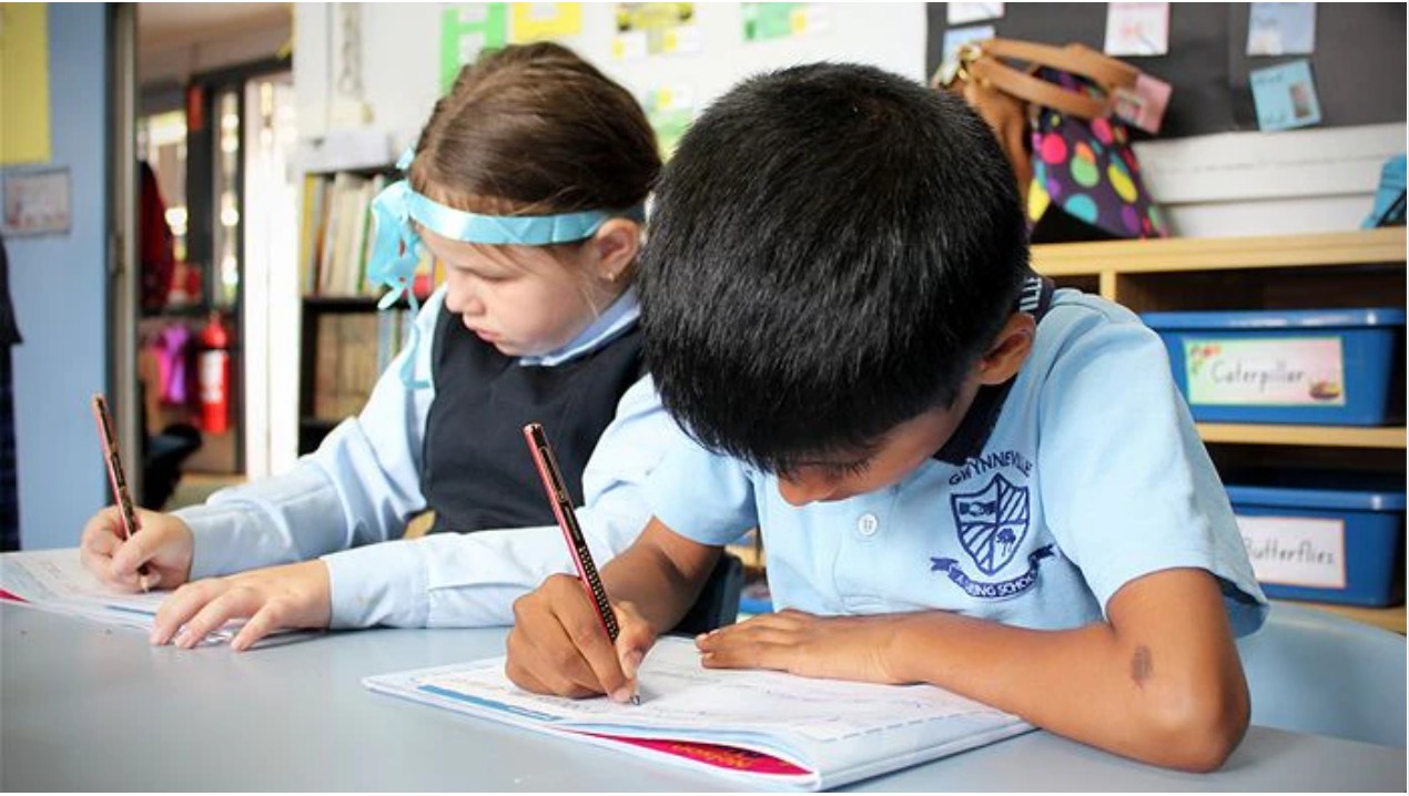 Úc: Kỹ năng viết của học sinh quá yếu, chuyên gia chê nhiều học sinh "mù chữ"
