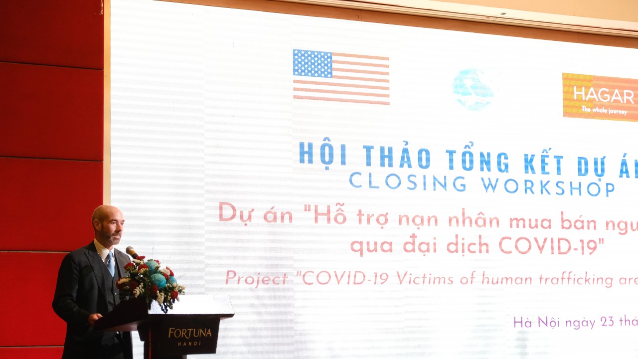 ông Matthew Stannard – Bí thư thứ hai, Văn phòng Chính trị, Đại sứ quán Hoa Kỳ tại Việt Nam phát biểu tại Hội thảo.